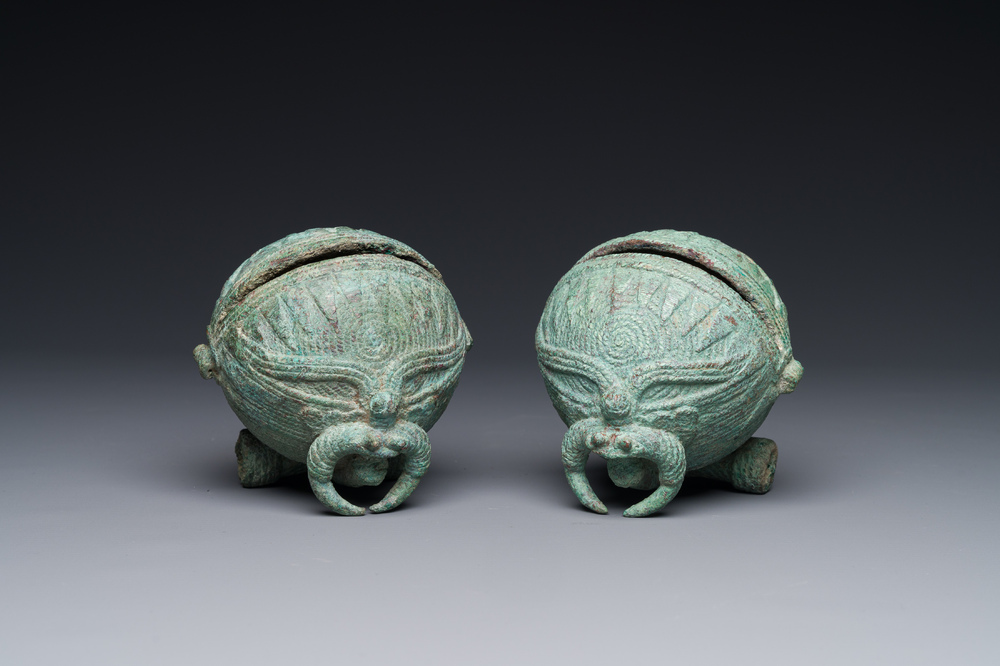 Paire de cloches rondes en bronze pour buffle d'eau, Cambodge, Provence Batambang, 300 av. J.C.