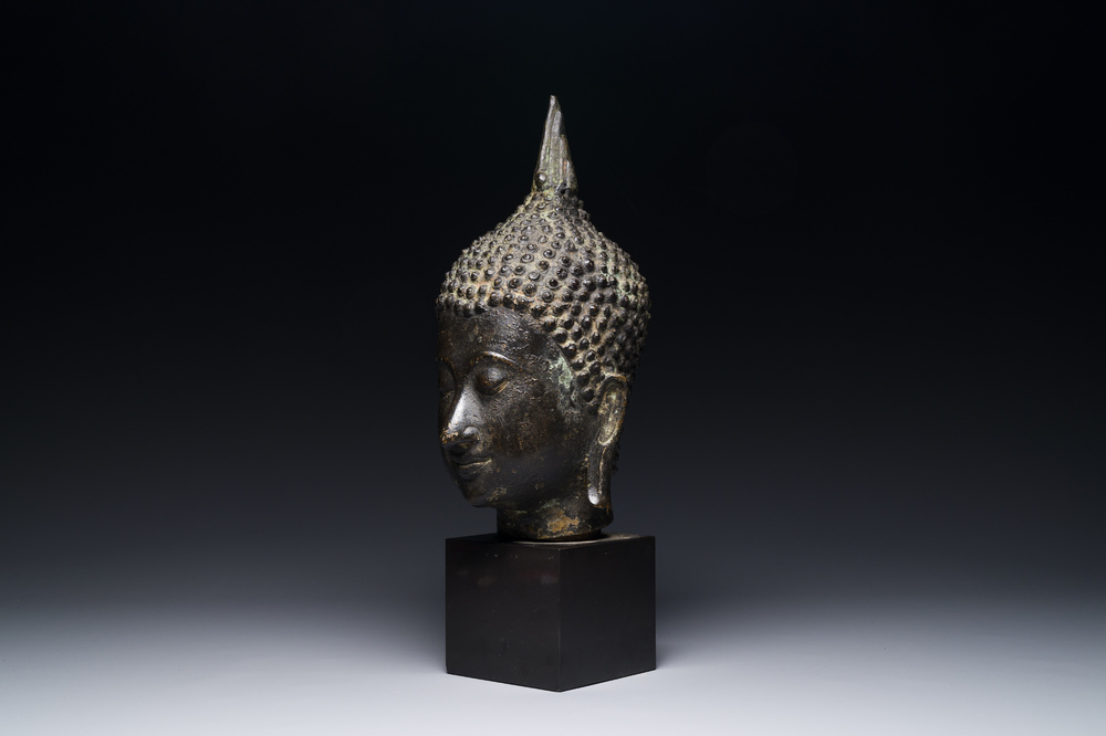 Een Thais bronzen Boeddha hoofd in Noordelijke Sukhotai-stijl, 17/18e eeuw