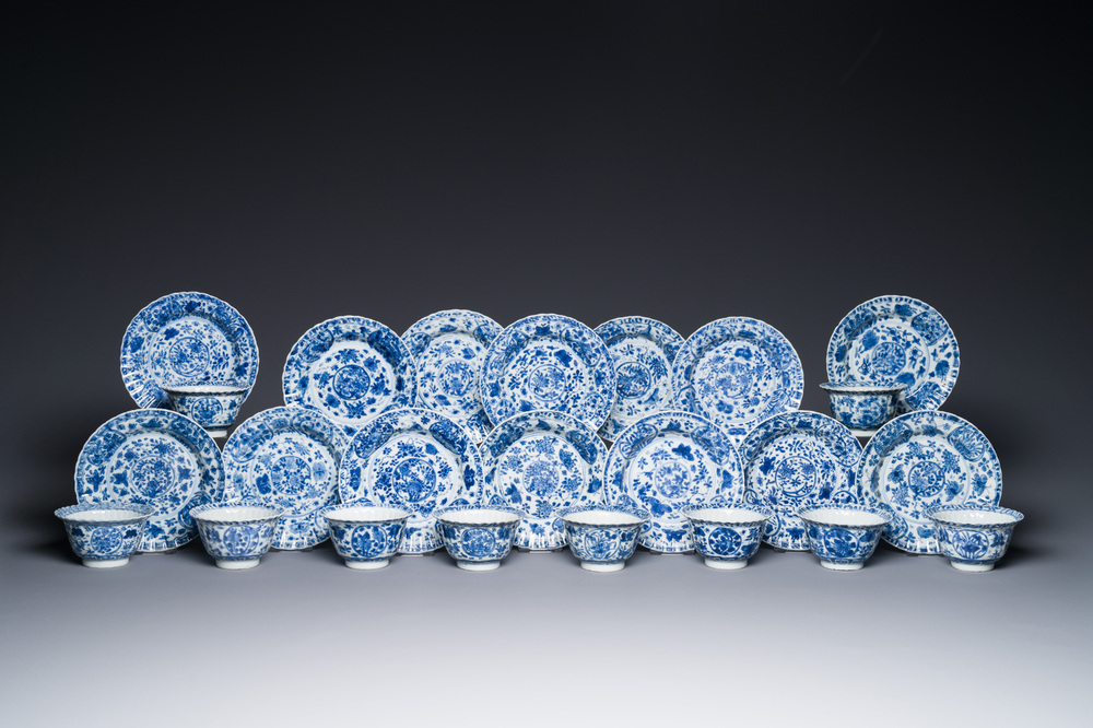 Tien Chinese blauw-witte koppen en veertien schotels met floraal decor, lingzhi merk, Kangxi
