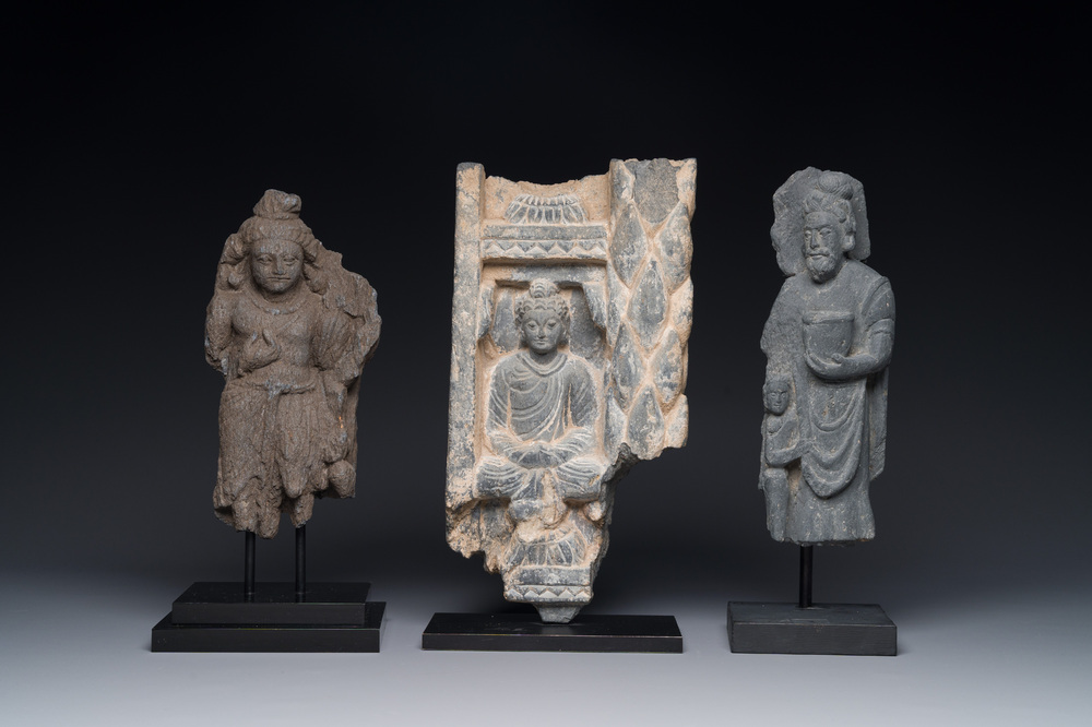 Une sculpture du Bodhisattva Maitreya, un fragment d'un bouddha assis et une sculpture d'un ma&icirc;tre avec un enfant en schiste, Gandhara, 1/5&egrave;me