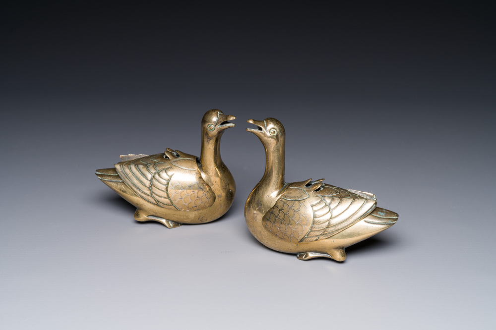 Een paar Chinese met zilver ingelegde bronzen waterdruppelaars in de vorm van eend, Qing
