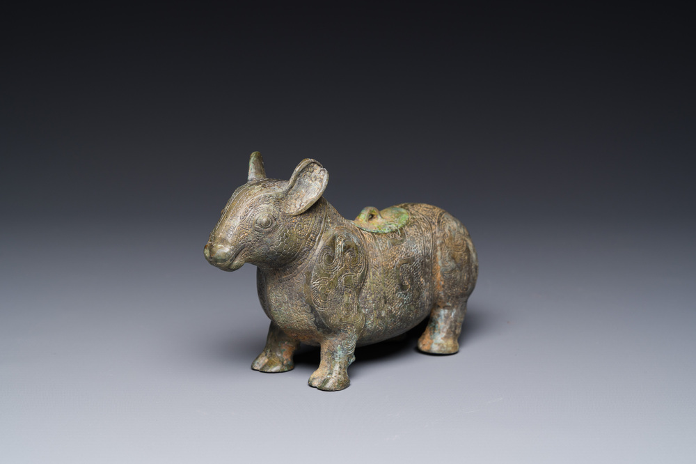 Rare r&eacute;cipient rituel en bronze en forme de tapir de style Zhou oriental, Chine, p&eacute;riode des Royaumes combattants