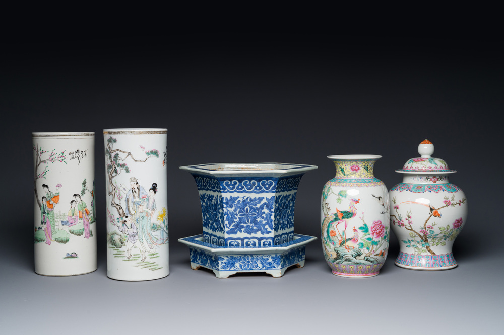 Two Chinese qianjiang cai hat stands, a blue and white jardiniere on stand, a famille rose vase and a covered vase, 19/20th C.