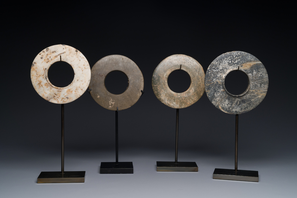Quatre bracelets en marbre, serpentine et coquillages de la p&eacute;riode n&eacute;olithique tha&iuml;landaise, plateau de Khorat, 1400-500 av. J.C