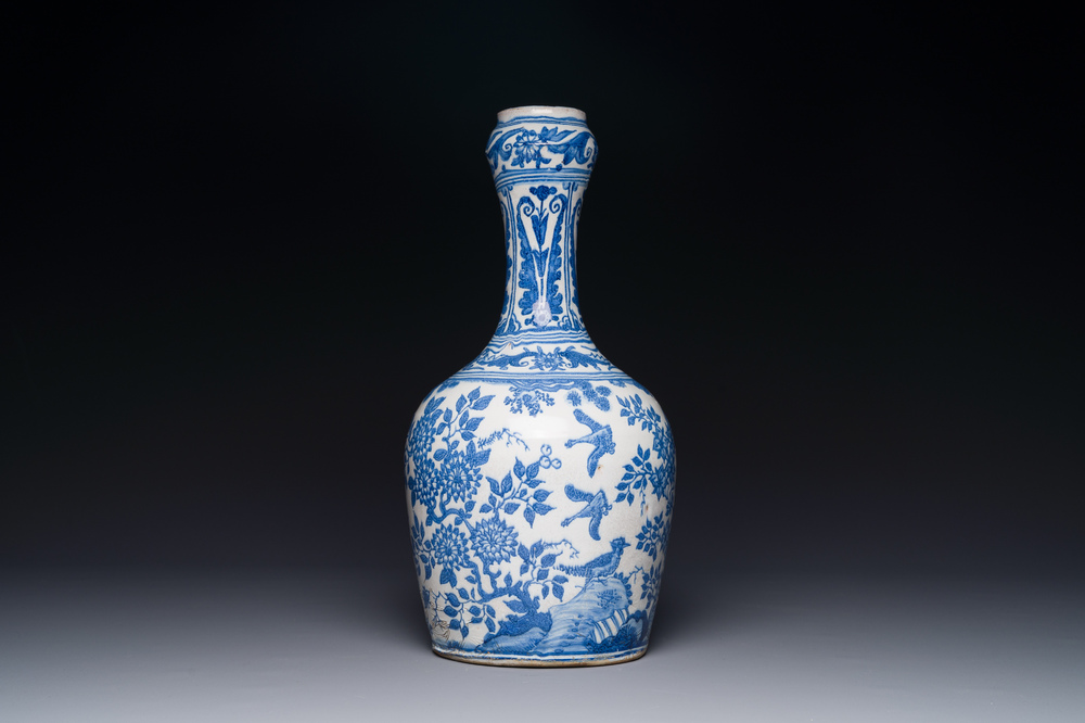 Vase de forme bouteille en fa&iuml;ence en bleu et blanc &agrave; d&eacute;cor de style chinois, Delft ou Haarlem, Pays-Bas, 1&egrave;re moiti&eacute; du 17&egrave;me