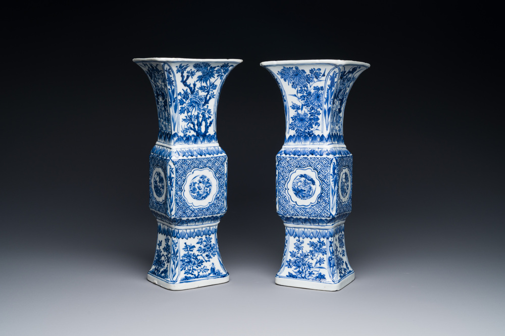 Een paar Chinese blauw-witte 'gu' vazen met floraal decor, Kangxi