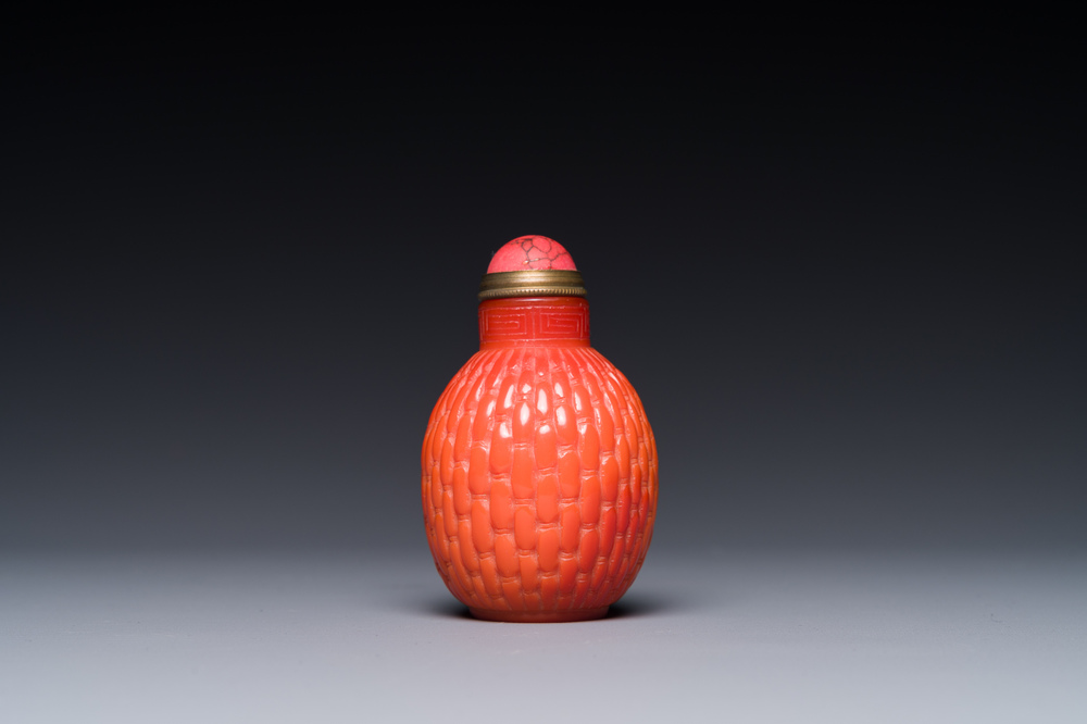 A Chinese coral-red Peking glass snuff bottle imitating a basket, 19th C.