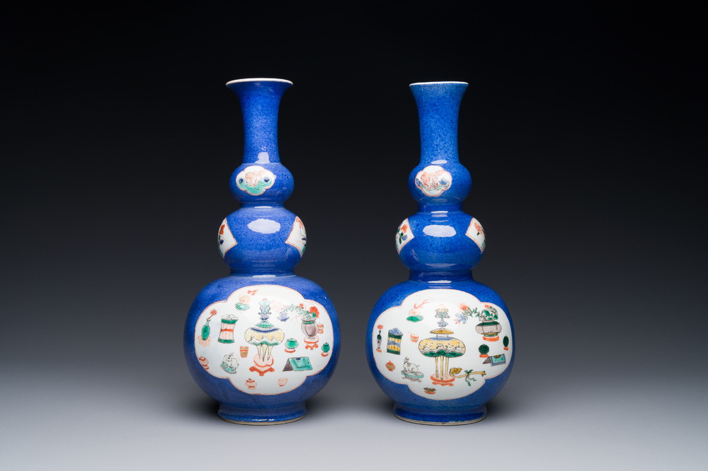Paire de vases de forme triple gourde en porcelaine de Chine famille verte &agrave; fond bleu poudr&eacute; &agrave; d&eacute;cor d'antiquit&eacute;s, Kangxi