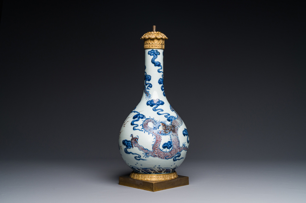 Een Chinese blauw-witte en koperrode 'draken' vaas met verguld bronzen montuur, 18e eeuw