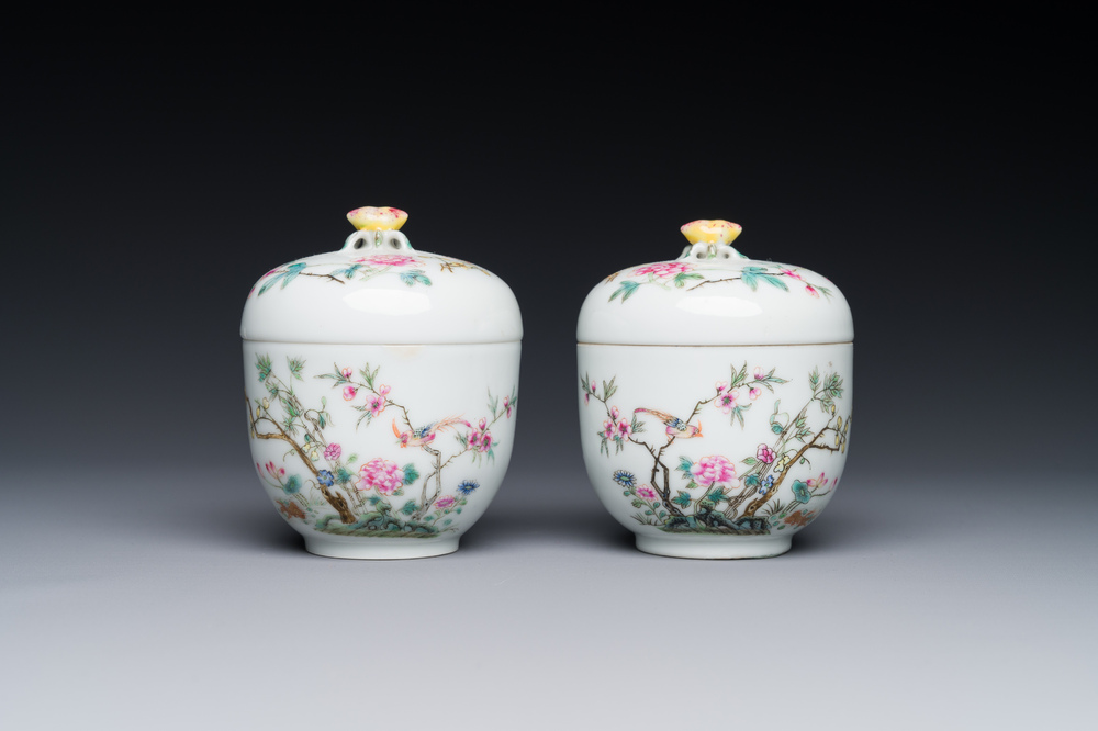 Une paire de pots couverts en porcelaine de Chine famille rose &agrave; d&eacute;cor d'oiseaux et de fleurs, marque et &eacute;poque Guangxu