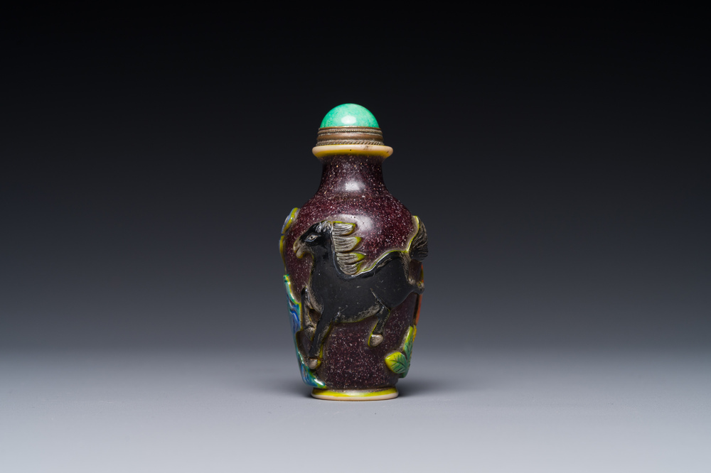 A Chinese overlay Peking glass snuff bottle with horses, Yongzheng mark, 19th C.