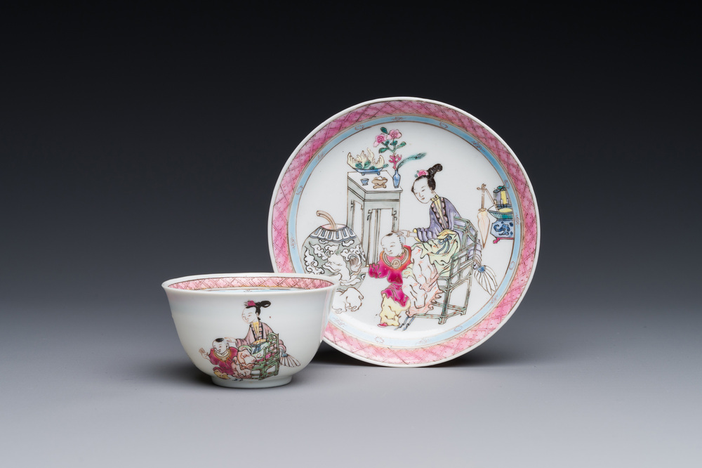 Tasse et soucoupe en porcelaine de Chine famille rose &agrave; d&eacute;cor d'une dame avec un gar&ccedil;on, Yongzheng