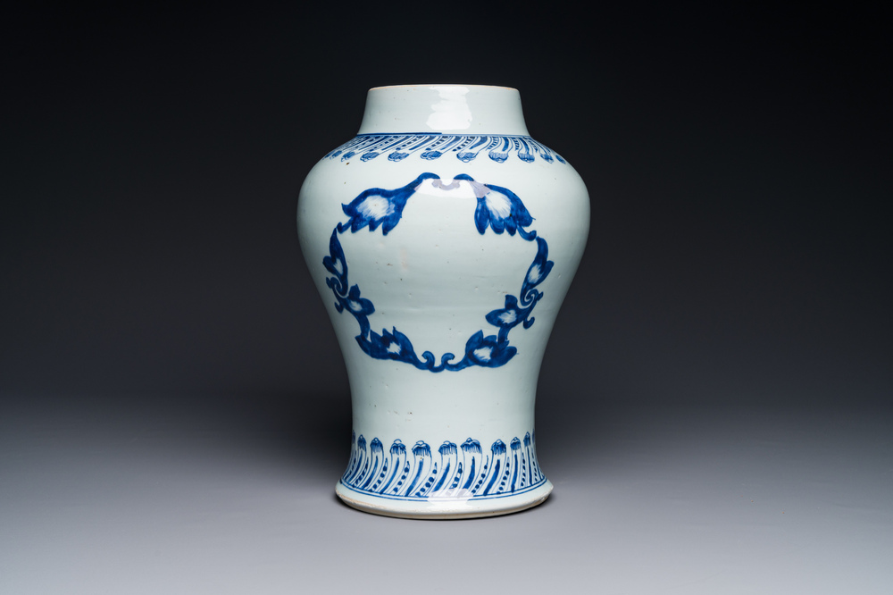 Rare vase en porcelaine de Chine en bleu et blanc &agrave; d&eacute;cor floral, Kangxi