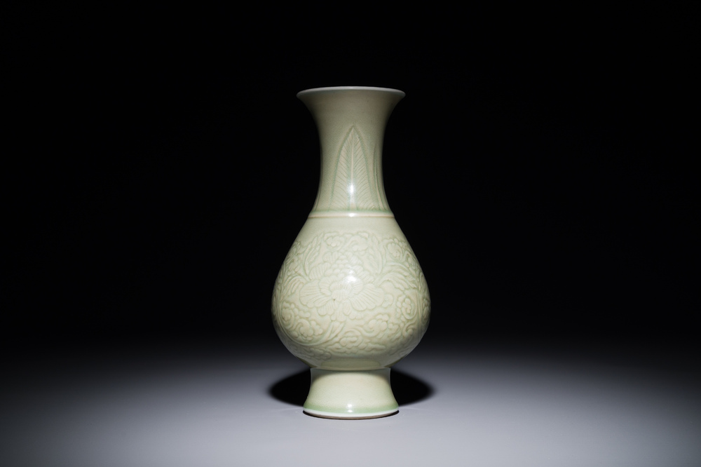 Vase en porcelaine de Chine en c&eacute;ladon monochrome &agrave; d&eacute;cor floral incis&eacute;, Kangxi