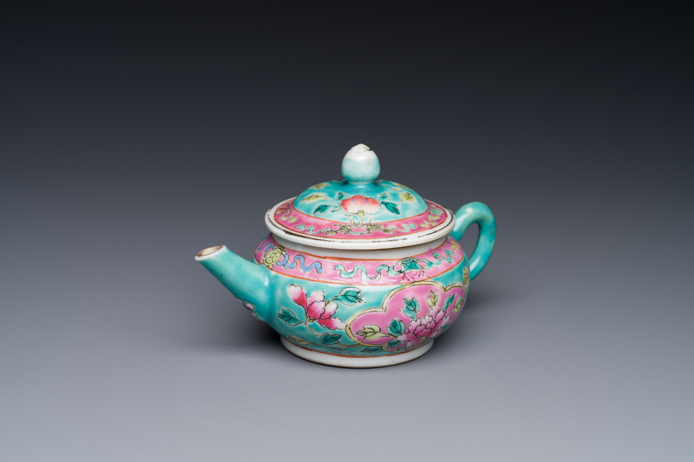 Een Chinese famille rose theepot voor de Straits of Peranakan markt, 19e eeuw