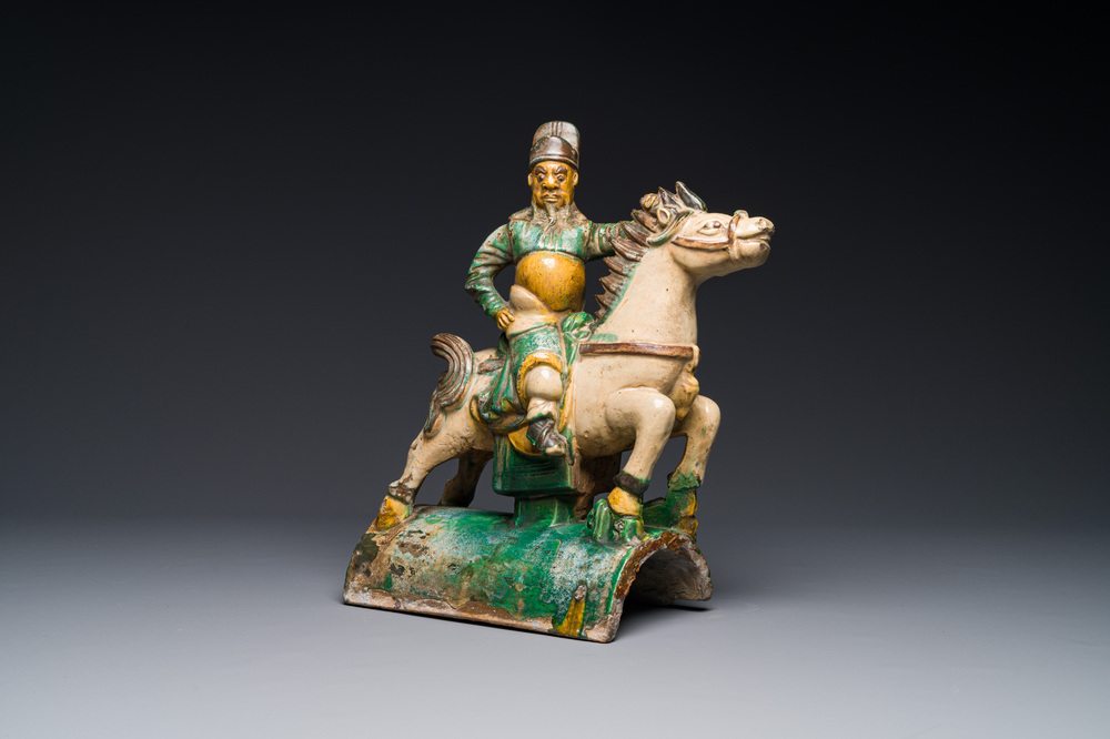 Een Chinese sancai daktegel in de vorm van een krijger te paard, Ming