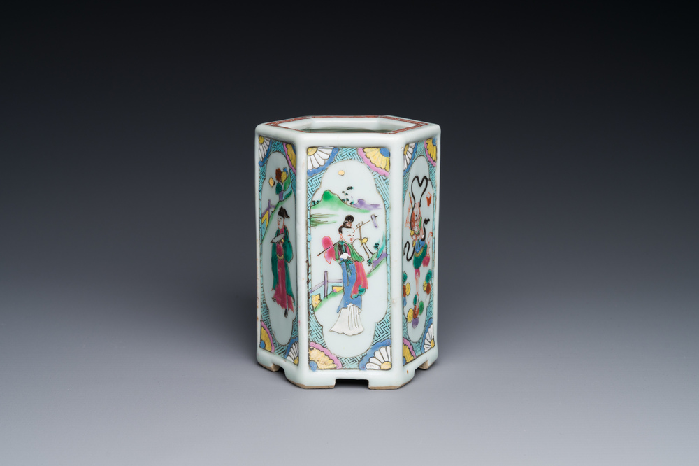 Een hexagonale Chinese famille rose penselenbeker, Yongzheng