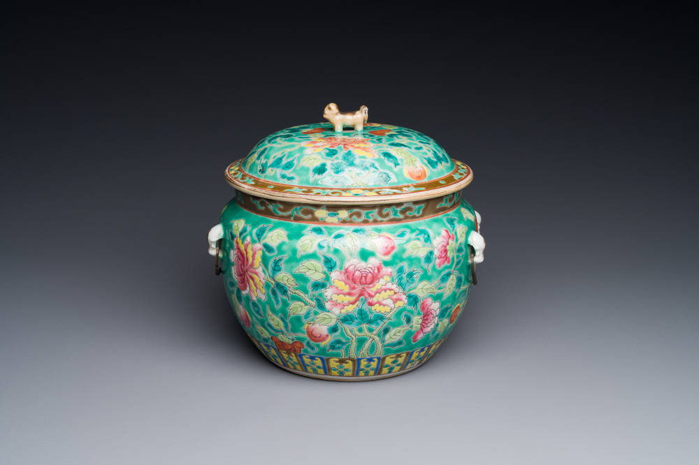 Een Chinese famille rose 'kamcheng' dekselkom voor de Straits of Peranakan markt, 19e eeuw