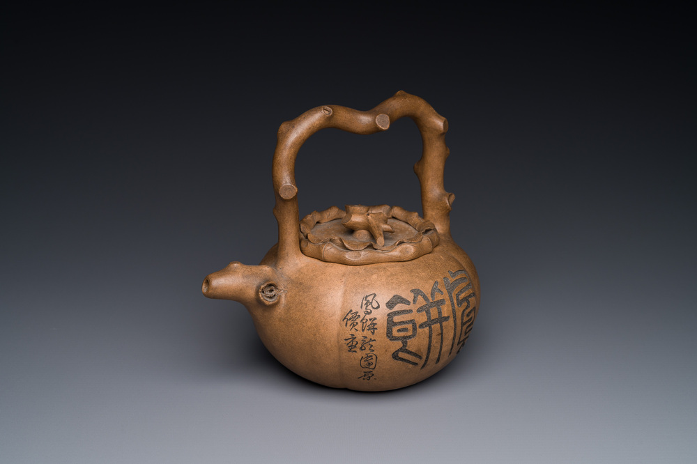 Th&eacute;i&egrave;re couverte en gr&egrave;s de Yixing inscrite, Chine, marque Shuan Sheng 淦生, R&eacute;publique