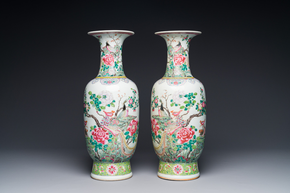 Paire de vases en porcelaine de Chine famille rose &agrave; d&eacute;cor d'oiseaux parmi des branches fleuries, marque de Qianlong, R&eacute;publique