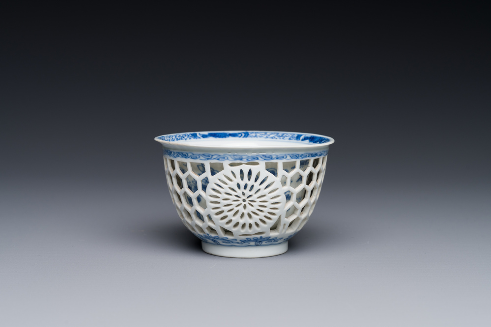 Een zeldzame Chinese opengewerkte dubbelwandige blauw-witte kop, Kangxi
