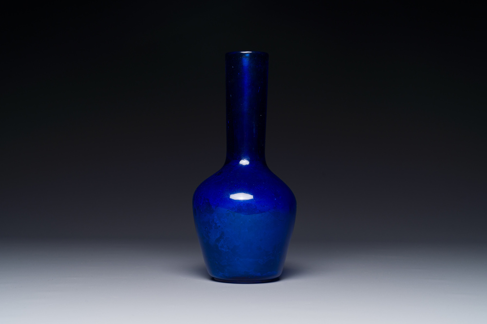 Vase de forme bouteille en verre bleu de P&eacute;kin, marque et peut-&ecirc;tre &eacute;poque de Qianlong