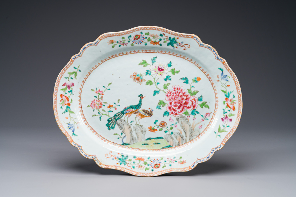 Plat de forme ovale en porcelaine de Chine famille rose &agrave; d&eacute;cor d'oiseaux pr&egrave;s de branches fleuries, Qianlong