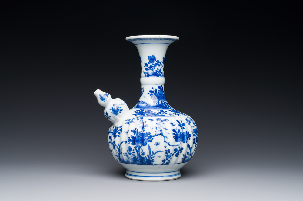 Een Chinese blauw-witte kendi met floraal decor, Kangxi