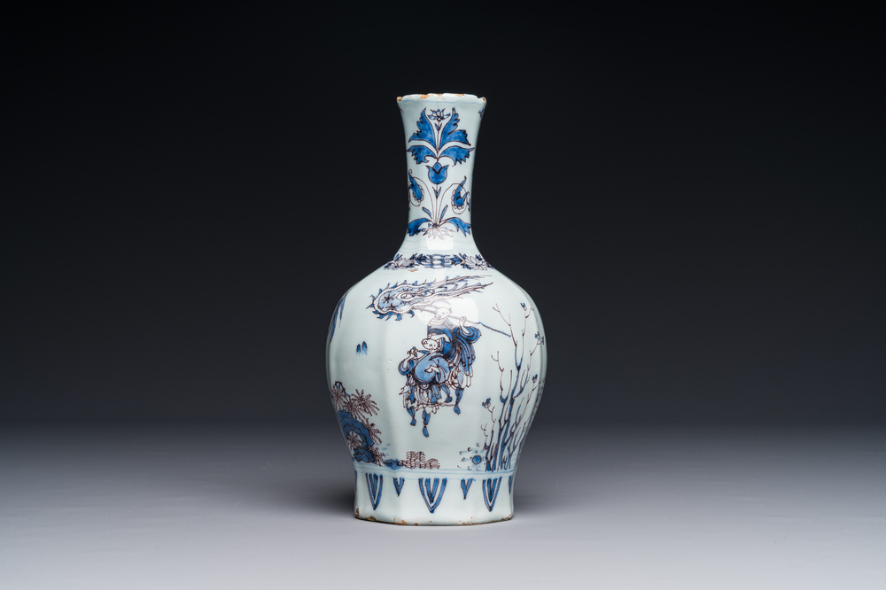 Vase de forme bouteille en fa&iuml;ence de Delft en bleu, blanc et mangan&egrave;se &agrave; d&eacute;cor chinois, fin du 17&egrave;me