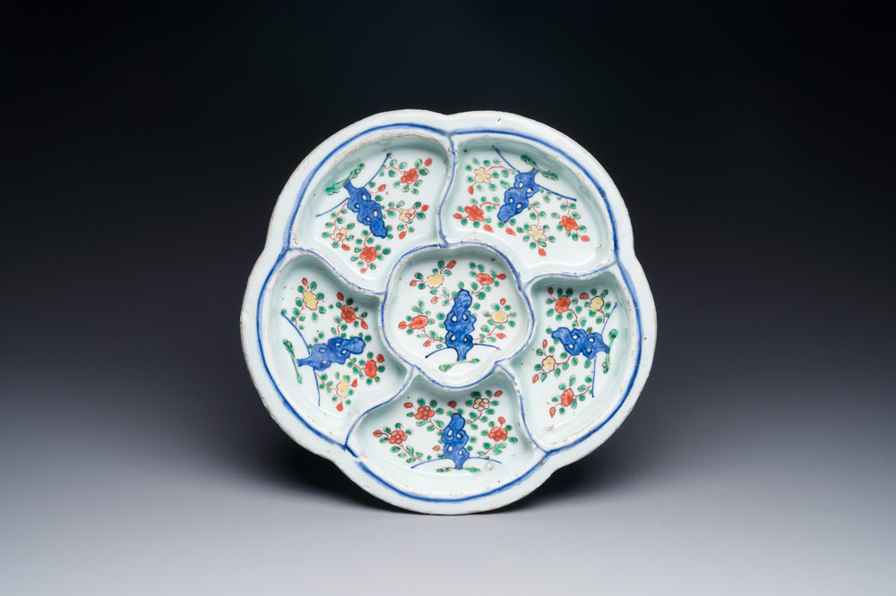 Een Chinese wucai confiserieschotel met floraal decor, Wanli