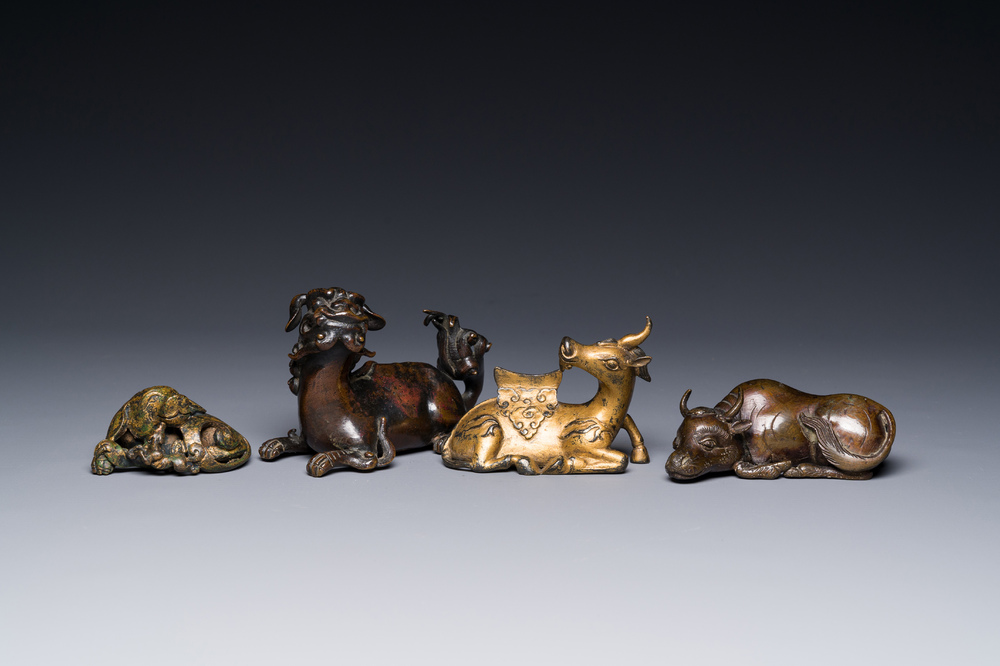 Groupe de quatre presse-papiers en bronze dor&eacute;, Chine, Ming/Qing