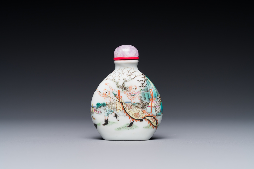 Tabati&egrave;re en porcelaine de Chine famille verte &agrave; d&eacute;cor de mariage de la s&oelig;ur de Zongkui, 19&egrave;me