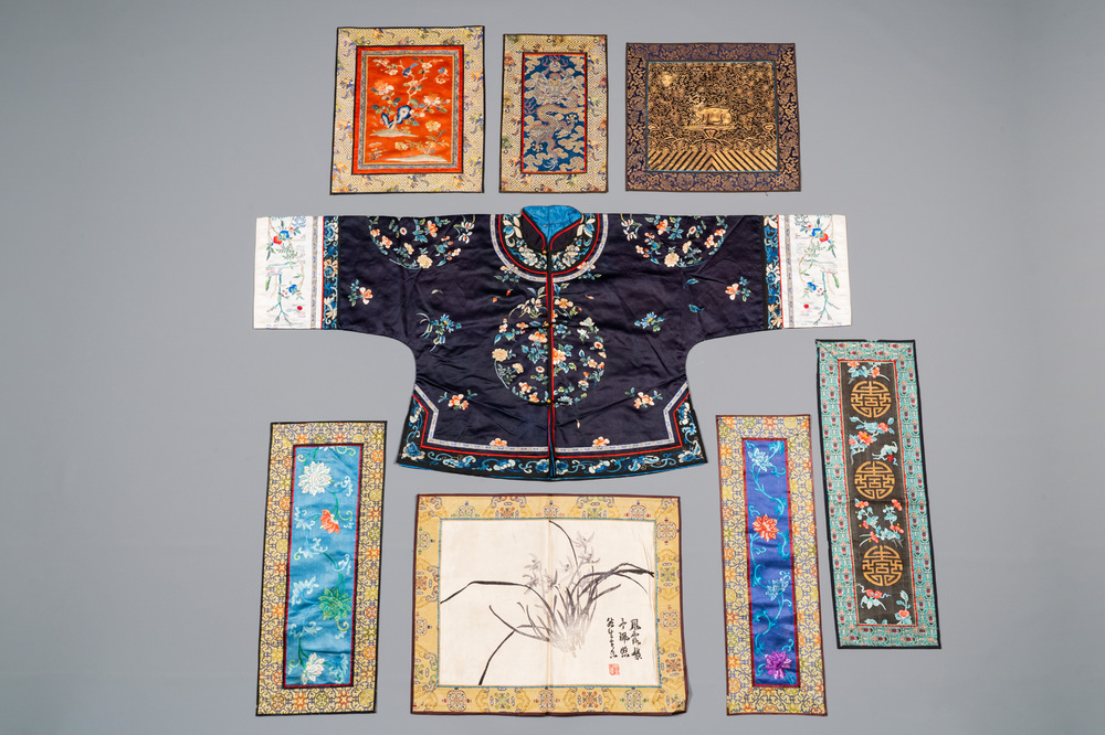 Een groep van acht stukken Chinees geborduurde zijde, 19/20e eeuw