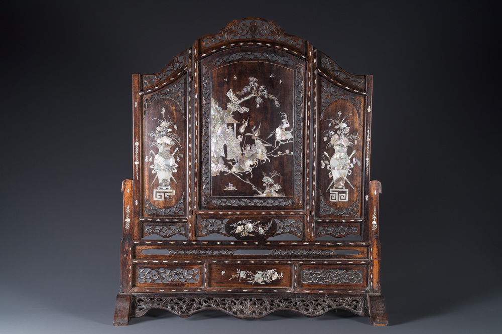 Paravent en bois incrust&eacute; de nacre &agrave; d&eacute;cor du roman 'Les Trois Royaumes'', Chine, 19&egrave;me