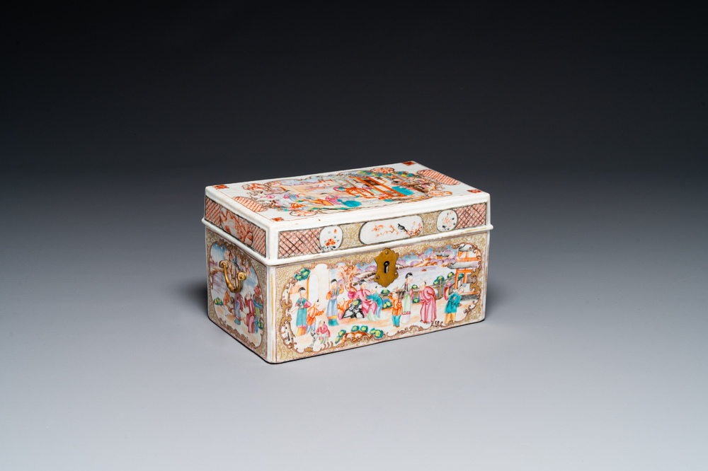 Tr&egrave;s rare coffret d'ensemble &agrave; th&eacute; en porcelaine de Chine famille rose de Canton &agrave; d&eacute;cor mandarin, Qianlong