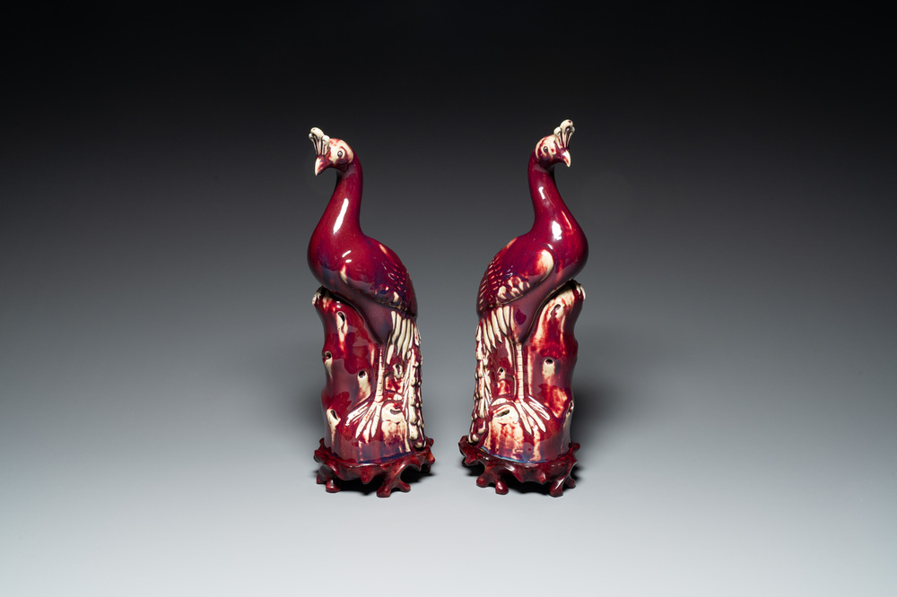 Paire de mod&egrave;les de paons en porcelaine de Chine &agrave; &eacute;mail flamb&eacute; sur socles en bois, 19&egrave;me