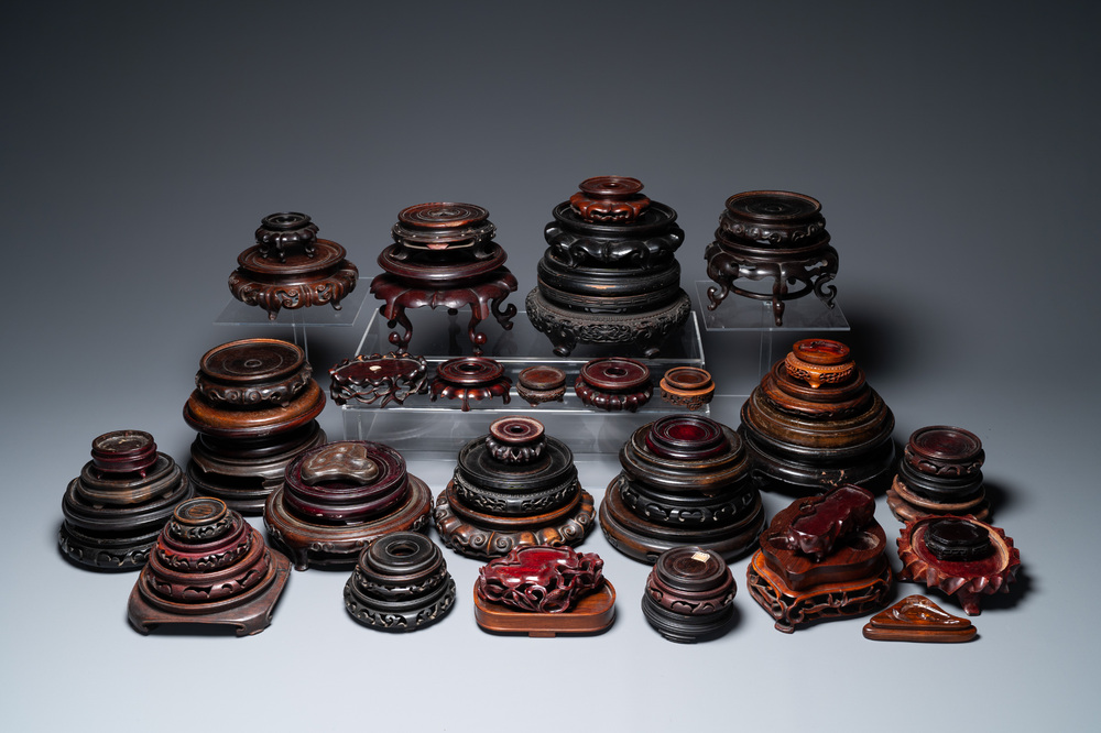 Grande collection de 58 socles vari&eacute;s en bois, Chine, 19/20&egrave;me