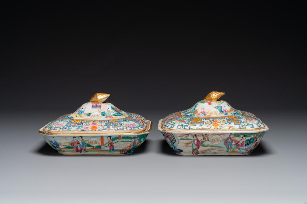 Een paar 'CSM' gemonogrammeerde Chinese famille rose dekselterrines, Jiaqing
