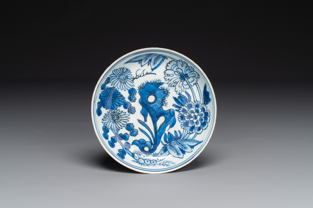 Assiette en porcelaine de Chine bleu et blanc &agrave; d&eacute;cor floral, marque de Xuande, Wanli