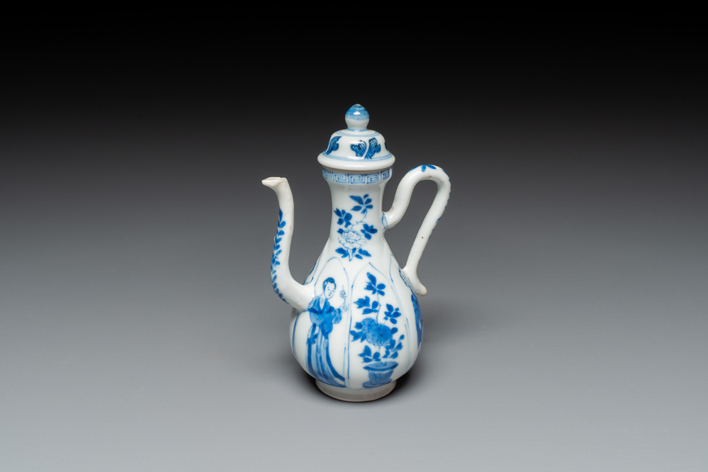 Een Chinese blauw-witte dekselkan met 'Lange Lijzen', jade merk, Kangxi