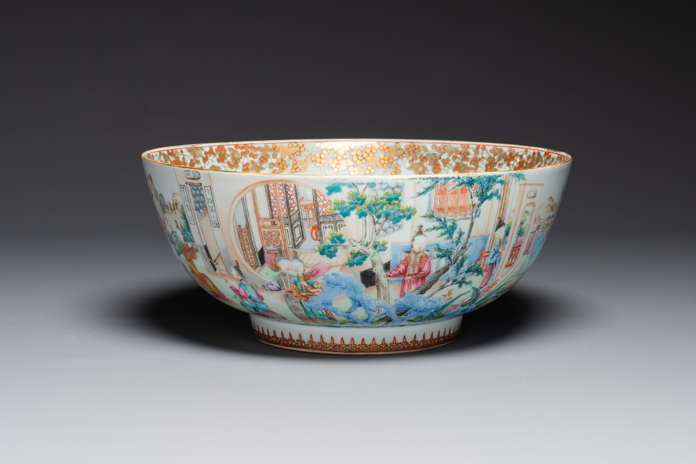 Grand bol en porcelaine de Chine famille rose de Canton &agrave; d&eacute;cor de gar&ccedil;ons et dames dans un jardin &eacute;labor&eacute;e, Qianlong