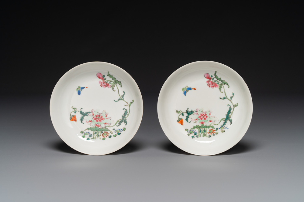 Een paar Chinese famille rose borden met pioenrozen en een vlinder, Yongzheng/Qianlong