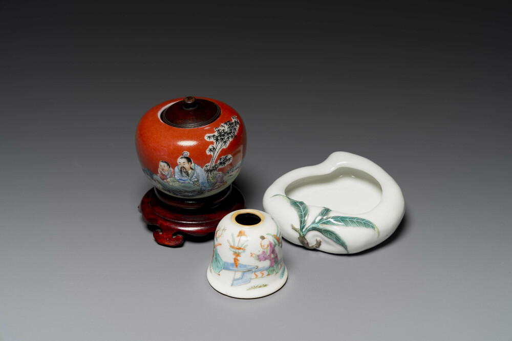 Groupe de trois objets de bureau d'&eacute;rudit en porcelaine de Chine famille rose, marque de Qianlong, 19/20&egrave;me