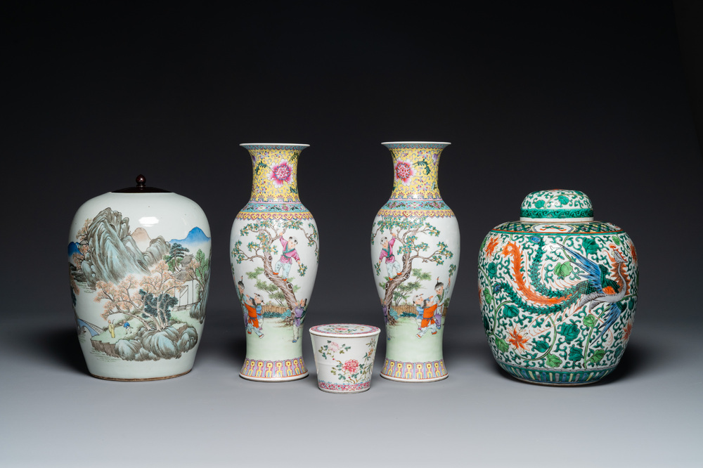 Une paire de vases, deux pots et une bo&icirc;te couverte en porcelaine de Chine famille rose, 19/20&egrave;me