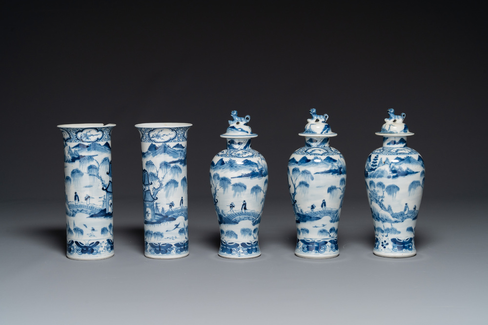Garniture de cinq vases en porcelaine de Chine en bleu et blanc &agrave; d&eacute;cor de paysage, 19&egrave;me