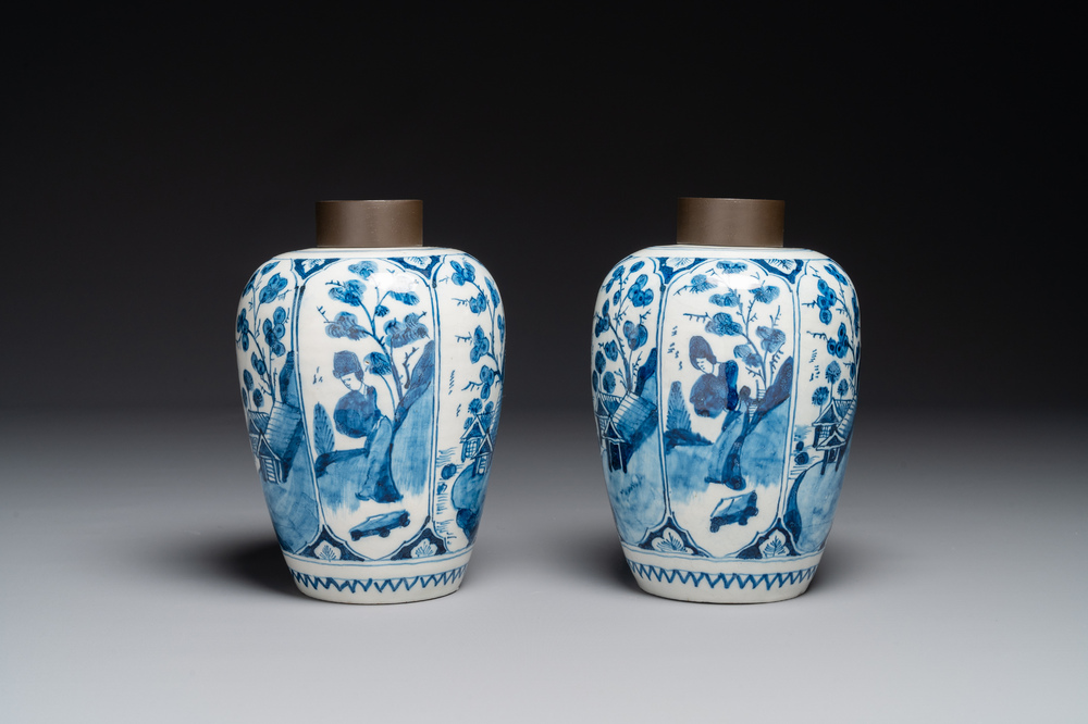 Een paar blauw-witte Delftse chinoiserie vazen met houten deksels, 18e eeuw