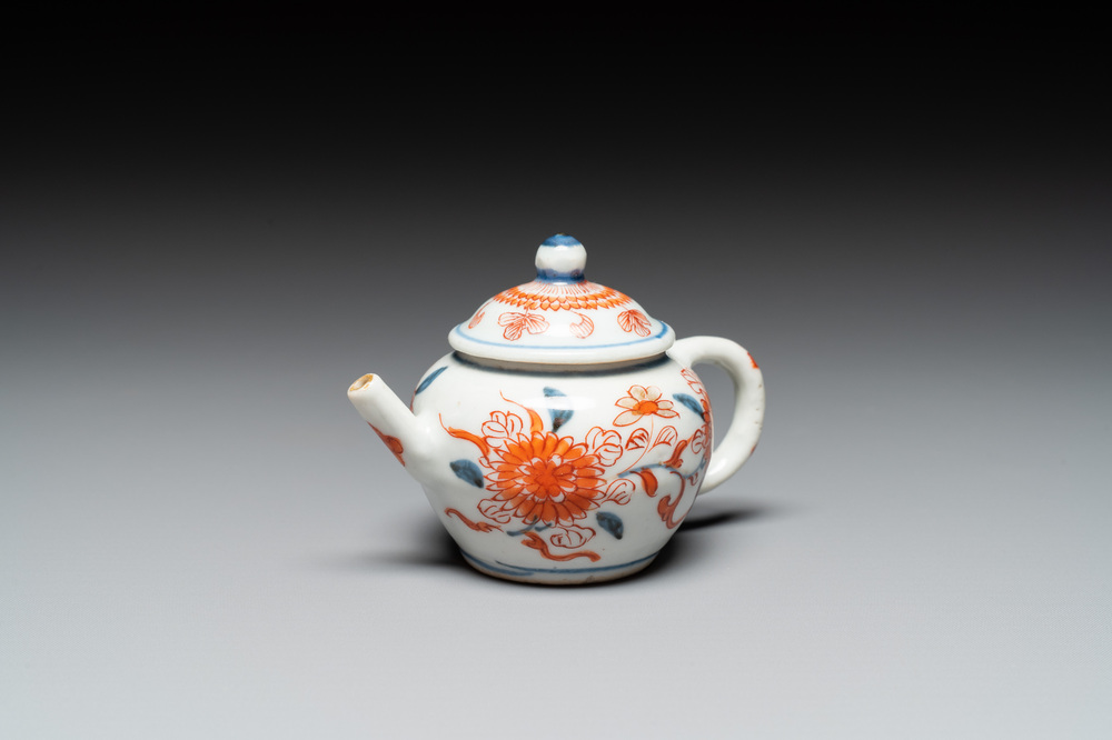 Een Chinese Imari-stijl miniatuur theepot, Kangxi