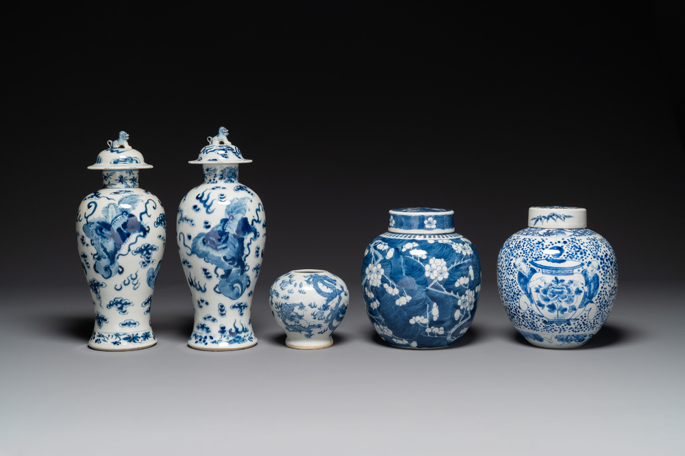 Een paar Chinese blauw-witte dekselvazen en drie potten, 19e eeuw