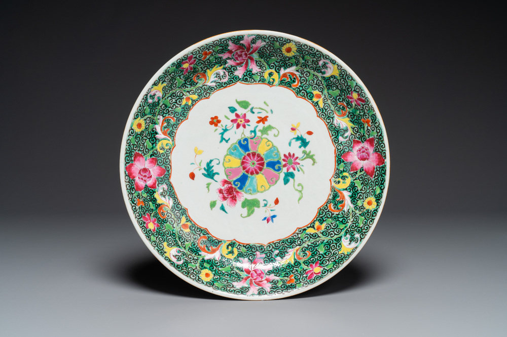 Plat en porcelaine de Chine famille rose &agrave; d&eacute;cor floral, Qianlong
