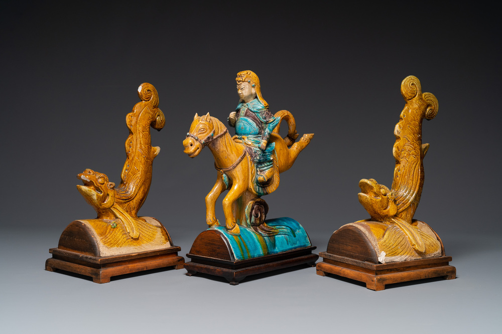 Paire de tuiles faiti&egrave;res en gr&egrave;s &eacute;maill&eacute; sancai en forme de dauphin et une figure de guerrier, Ming